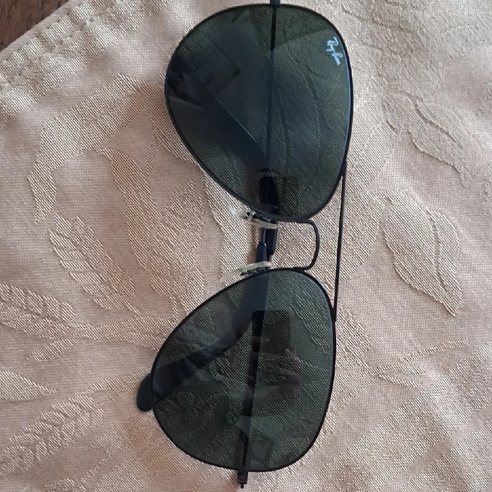 Vintage Ray-Ban Aviator Sunglasses - Black Frame with Dark Lenses - Picture 6 of 10